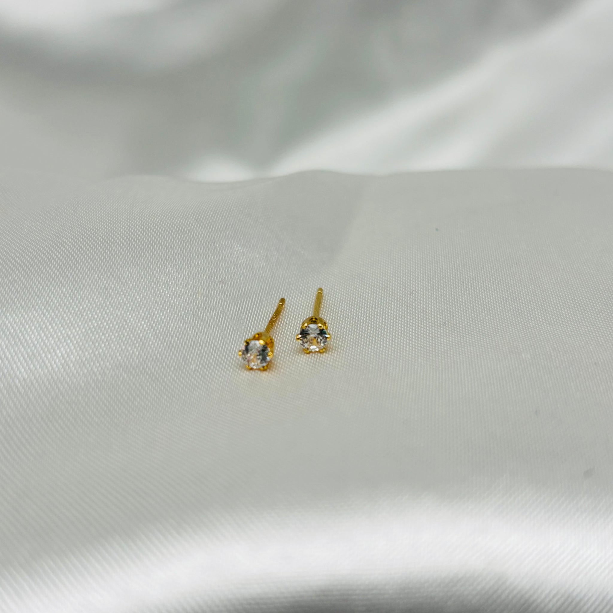 Tiny dot stud
