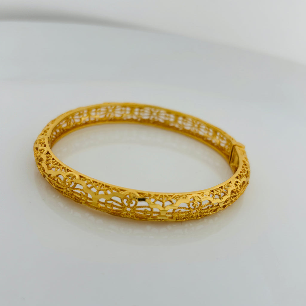 Gold-plated stainless steel bracelet for women, modern everyday style