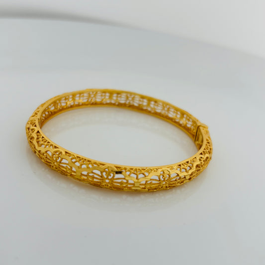 Gold-plated stainless steel bracelet for women, modern everyday style
